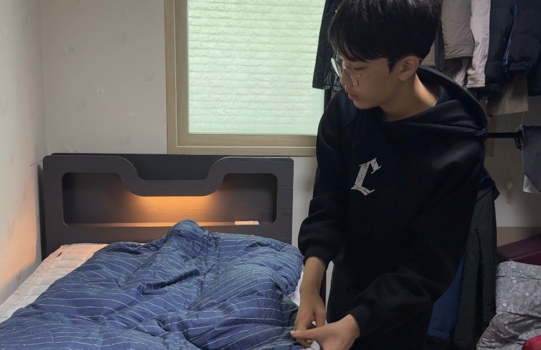 이불 정리하는 지웅